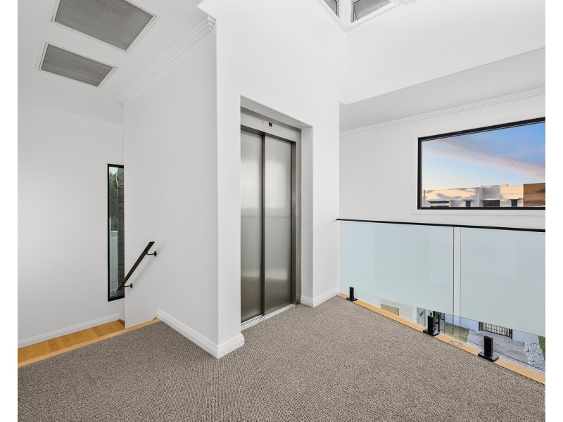 5 Royal Albert Crescent, Sovereign Islands QLD 4216
