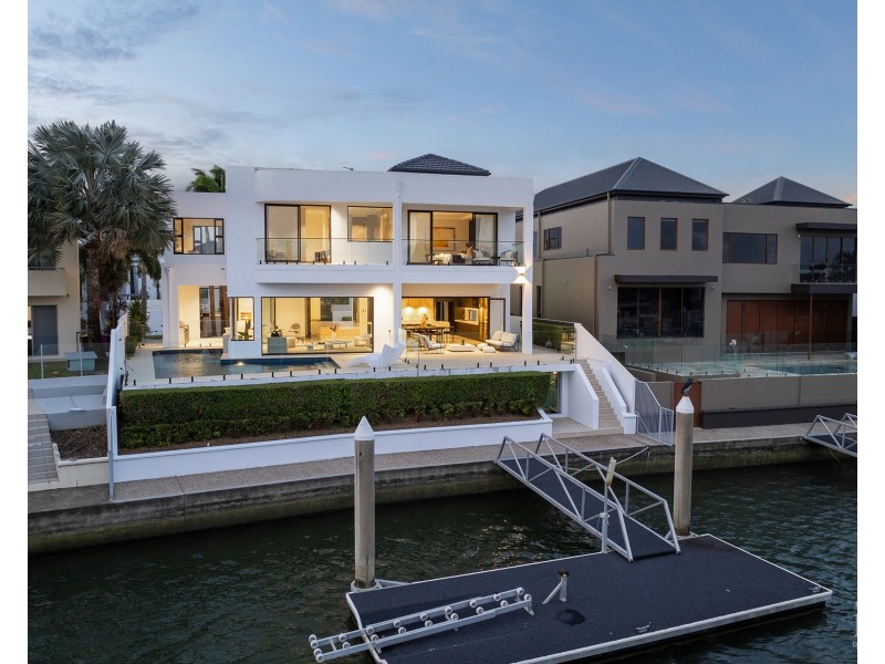 5 Royal Albert Crescent, Sovereign Islands QLD 4216