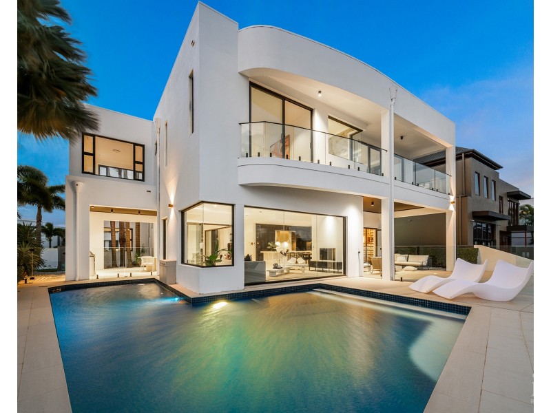 5 Royal Albert Crescent, Sovereign Islands QLD 4216