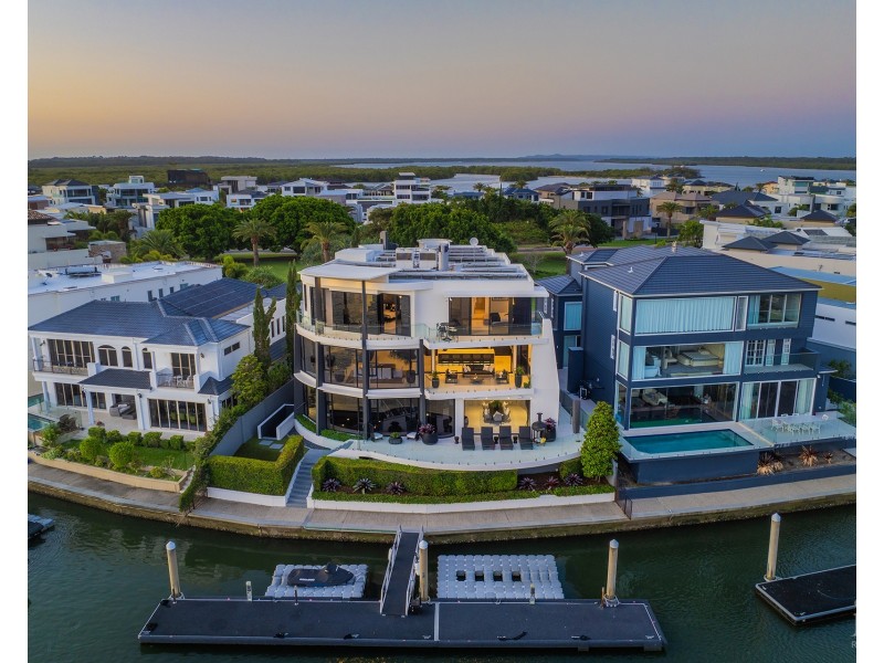 26 Hampton Court, Sovereign Islands QLD 4216