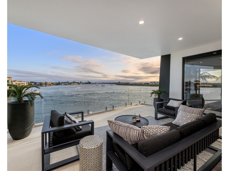 26 Hampton Court, Sovereign Islands QLD 4216