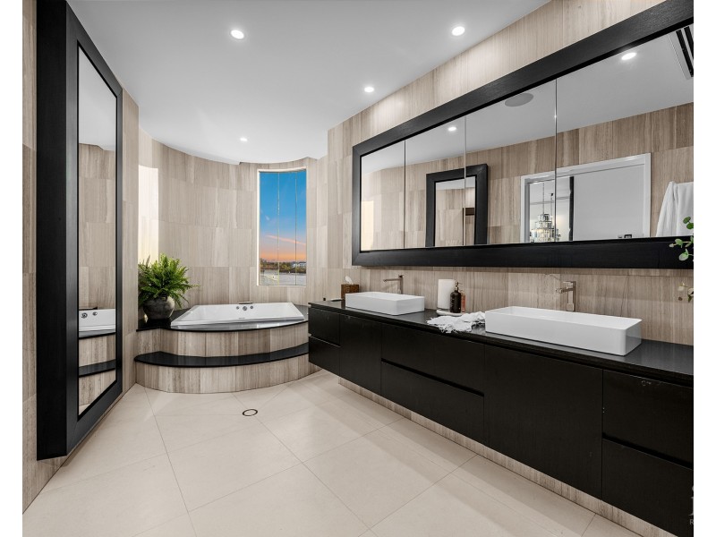 26 Hampton Court, Sovereign Islands QLD 4216