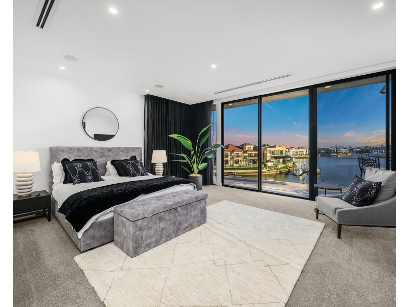 26 Hampton Court, Sovereign Islands QLD 4216