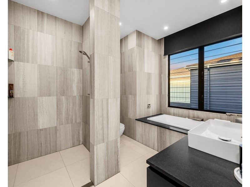 26 Hampton Court, Sovereign Islands QLD 4216