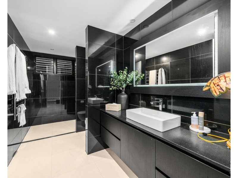 26 Hampton Court, Sovereign Islands QLD 4216