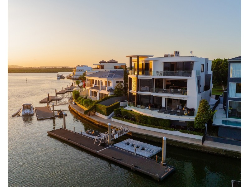 26 Hampton Court, Sovereign Islands QLD 4216