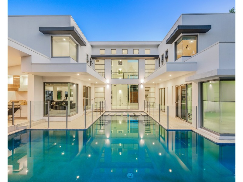 2-4 Royal Albert Crescent, Sovereign Islands QLD 4216