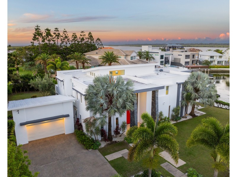 2-4 Royal Albert Crescent, Sovereign Islands QLD 4216