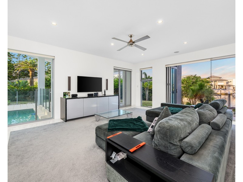 2-4 Royal Albert Crescent, Sovereign Islands QLD 4216