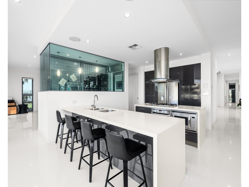 2-4 Royal Albert Crescent, Sovereign Islands QLD 4216