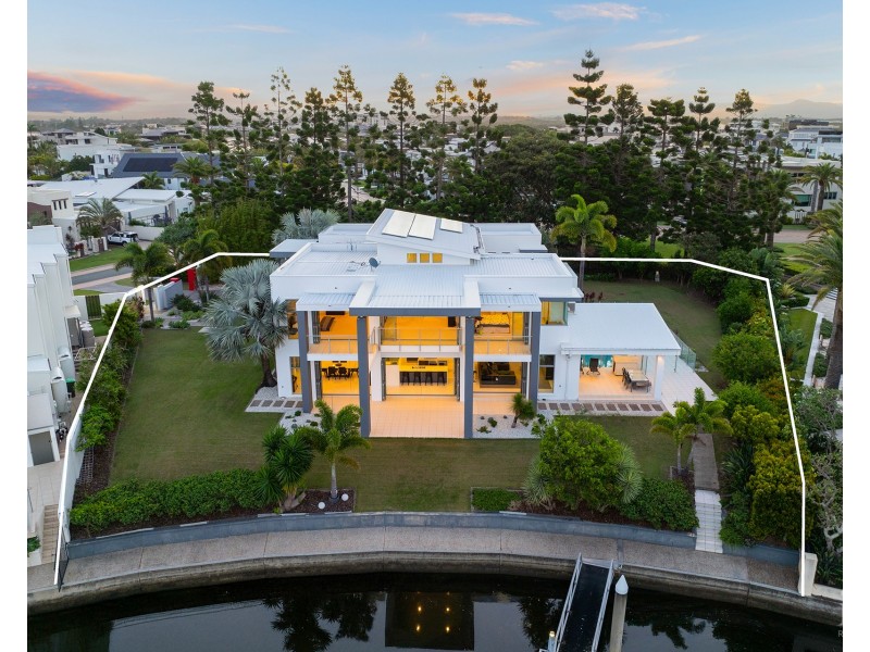 2-4 Royal Albert Crescent, Sovereign Islands QLD 4216