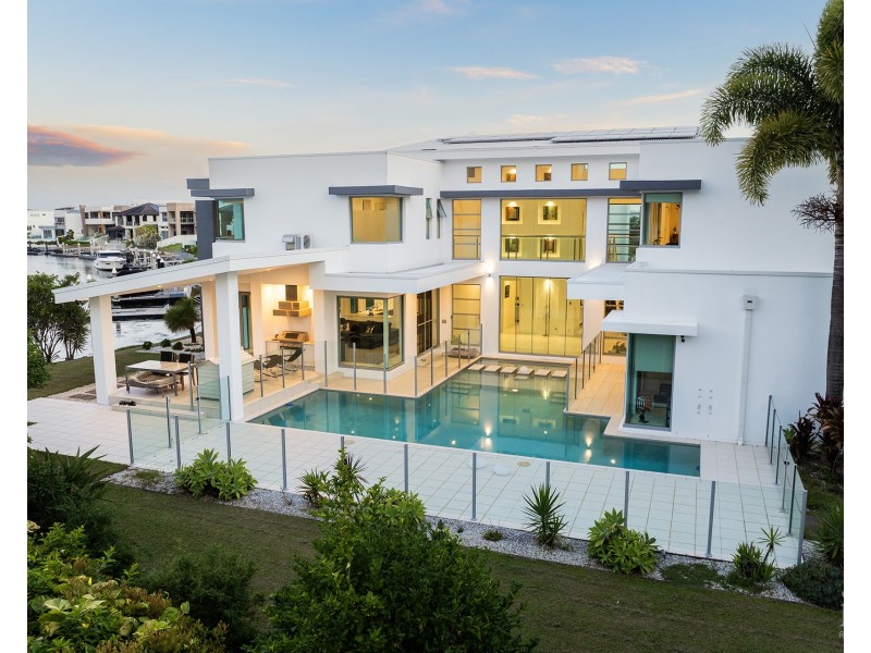 2-4 Royal Albert Crescent, Sovereign Islands QLD 4216