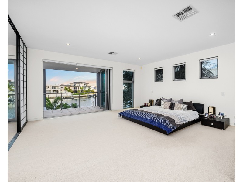 2-4 Royal Albert Crescent, Sovereign Islands QLD 4216