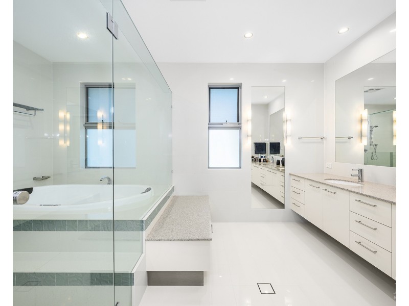 2-4 Royal Albert Crescent, Sovereign Islands QLD 4216