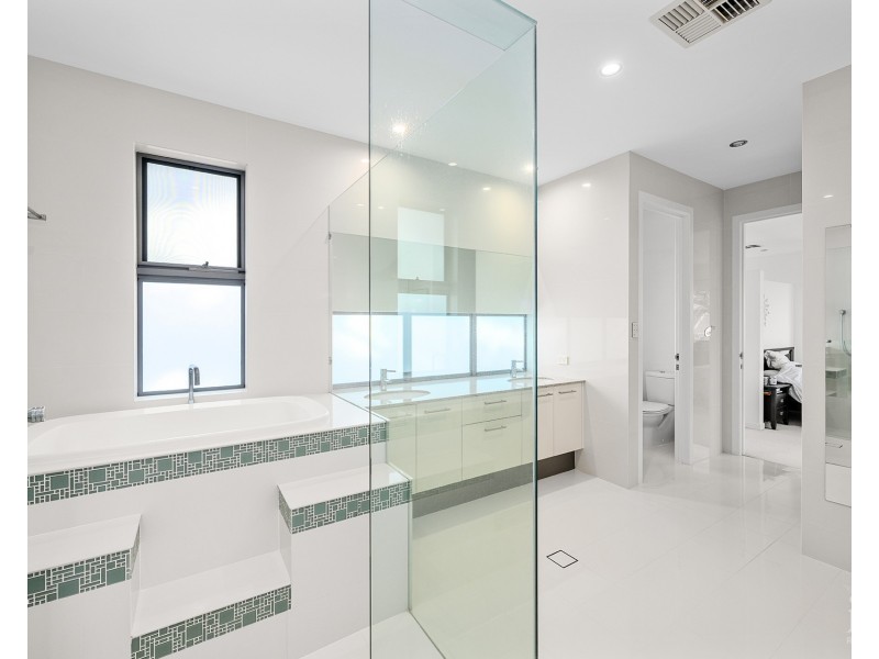 2-4 Royal Albert Crescent, Sovereign Islands QLD 4216