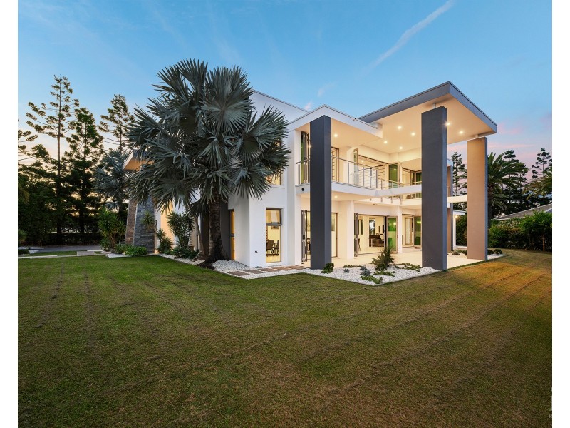 2-4 Royal Albert Crescent, Sovereign Islands QLD 4216