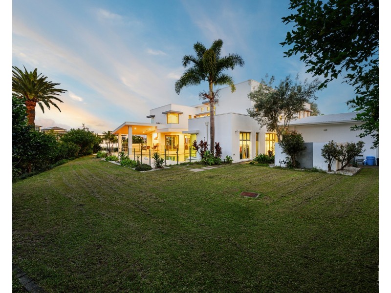 2-4 Royal Albert Crescent, Sovereign Islands QLD 4216