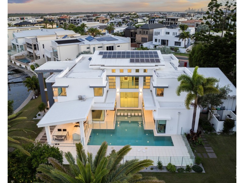 2-4 Royal Albert Crescent, Sovereign Islands QLD 4216