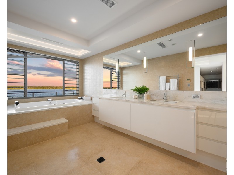 46 Knightsbridge Parade East, Sovereign Islands QLD 4216