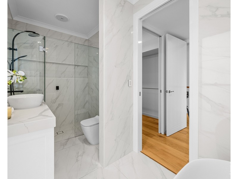 2106 Carlton Drive, Hope Island QLD 4212