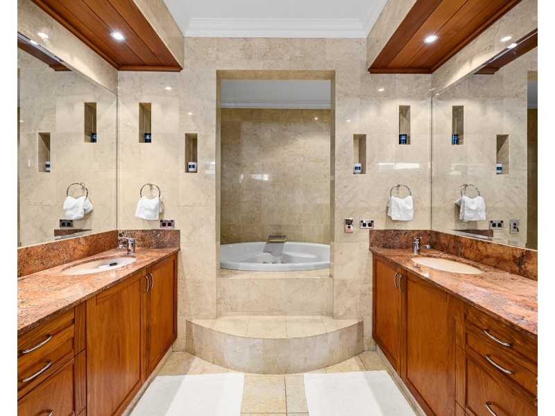 48 The Peninsula, Sovereign Islands QLD 4216