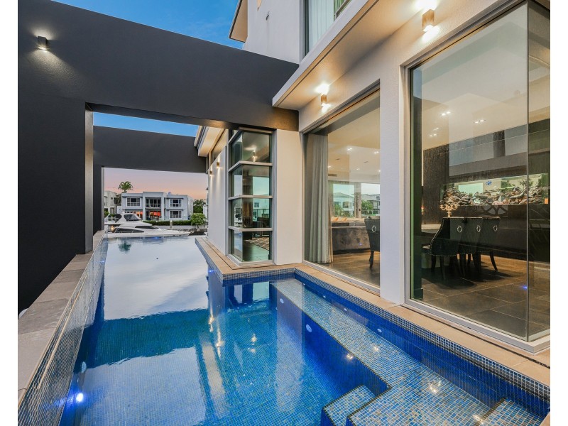 12 Knightsbridge Parade West, Sovereign Islands QLD 4216