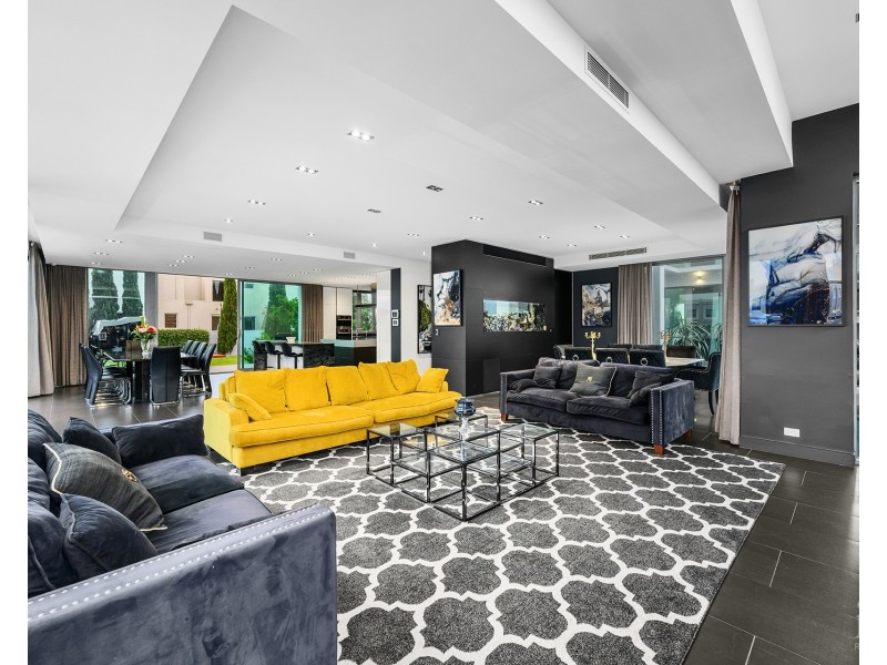 12 Knightsbridge Parade West, Sovereign Islands QLD 4216