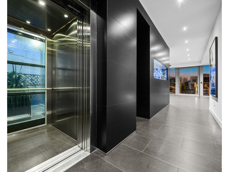 12 Knightsbridge Parade West, Sovereign Islands QLD 4216
