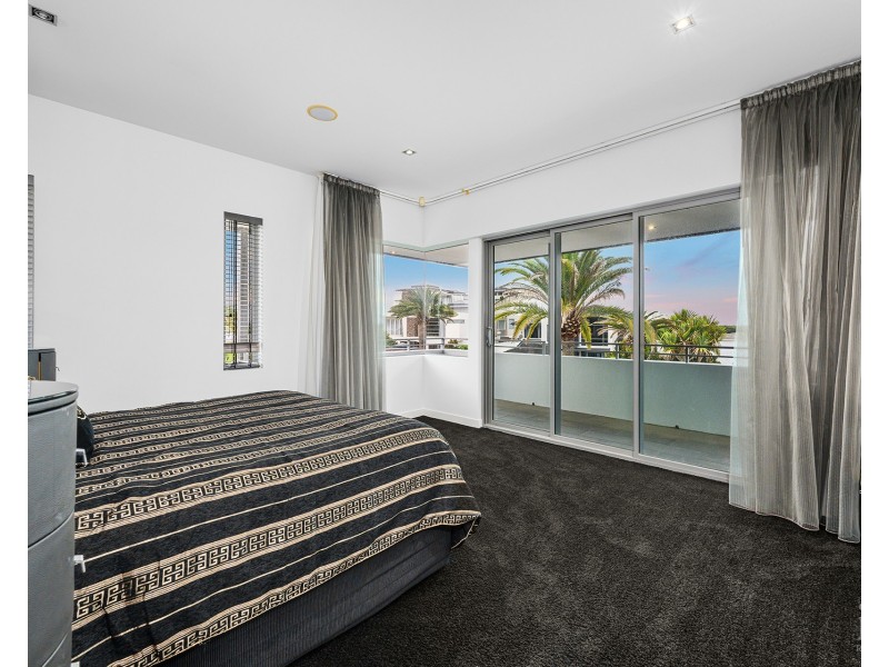 12 Knightsbridge Parade West, Sovereign Islands QLD 4216