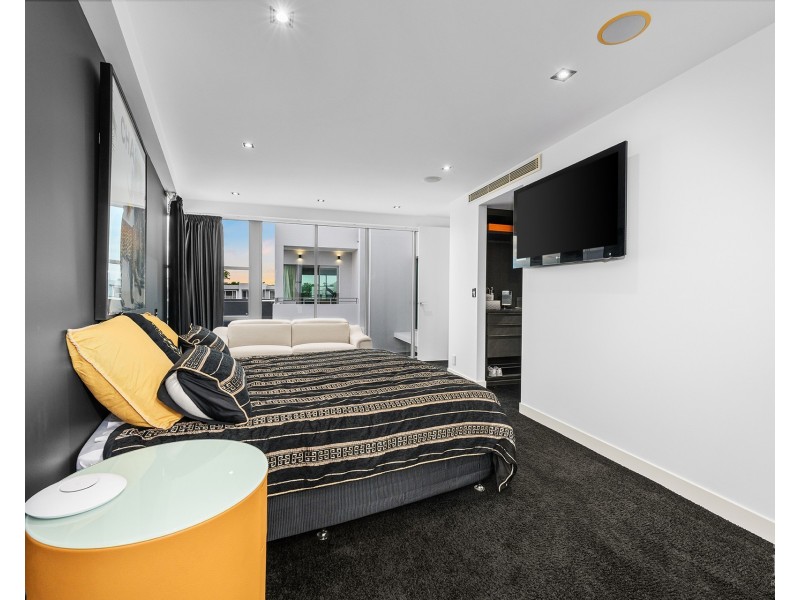 12 Knightsbridge Parade West, Sovereign Islands QLD 4216