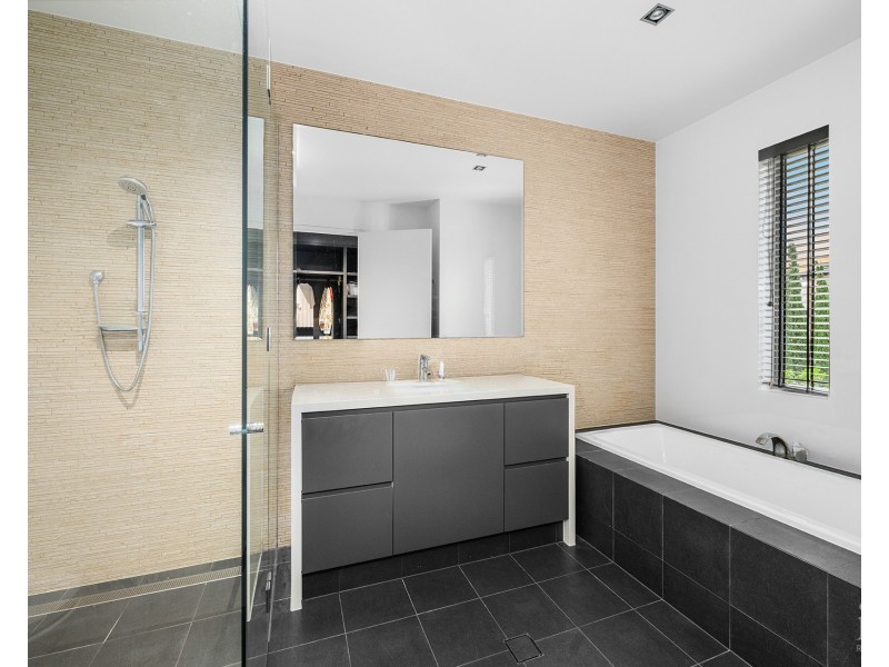 12 Knightsbridge Parade West, Sovereign Islands QLD 4216