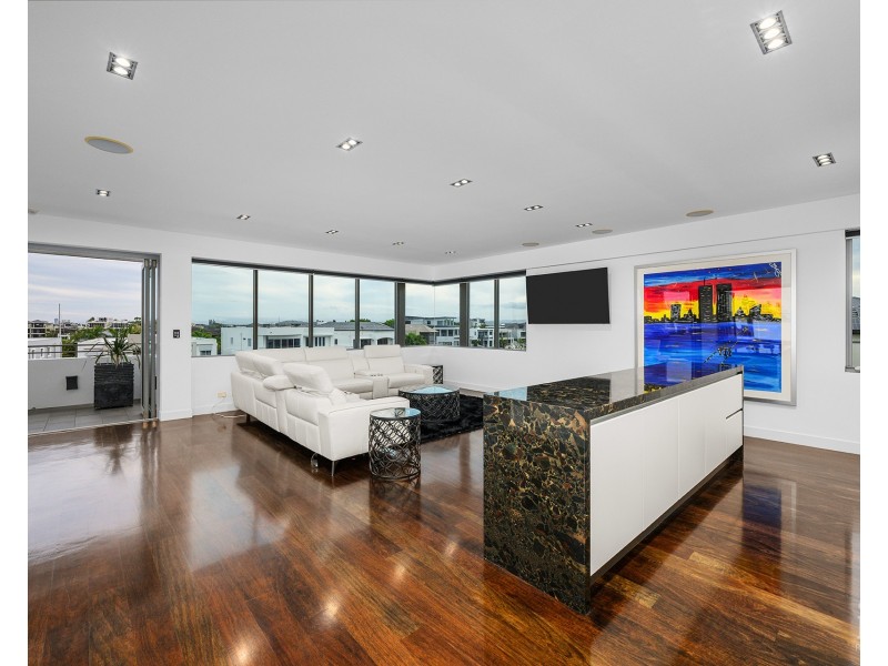 12 Knightsbridge Parade West, Sovereign Islands QLD 4216