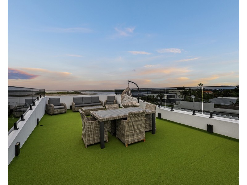 12 Knightsbridge Parade West, Sovereign Islands QLD 4216