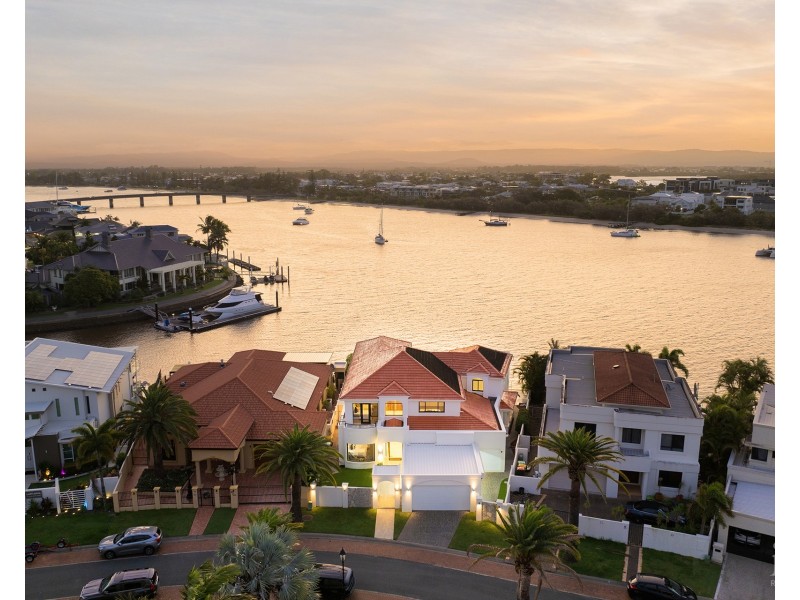 18 King James Court, Sovereign Islands QLD 4216