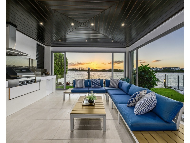 18 King James Court, Sovereign Islands QLD 4216