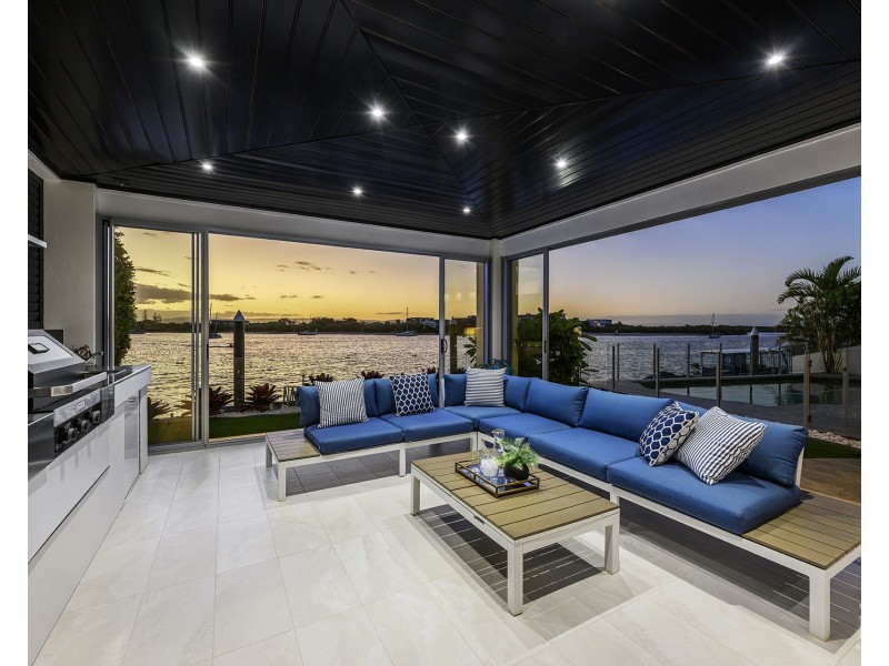 18 King James Court, Sovereign Islands QLD 4216