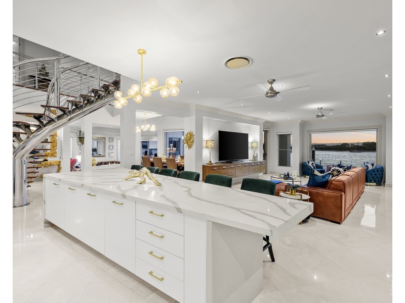 18 King James Court, Sovereign Islands QLD 4216
