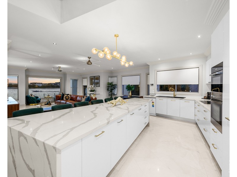 18 King James Court, Sovereign Islands QLD 4216