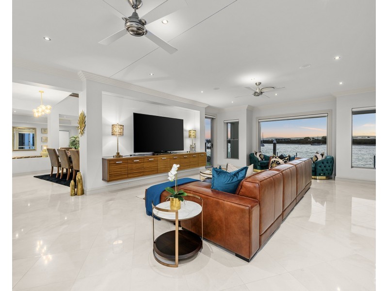 18 King James Court, Sovereign Islands QLD 4216