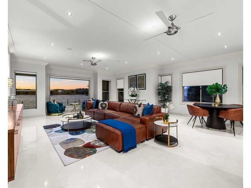 18 King James Court, Sovereign Islands QLD 4216