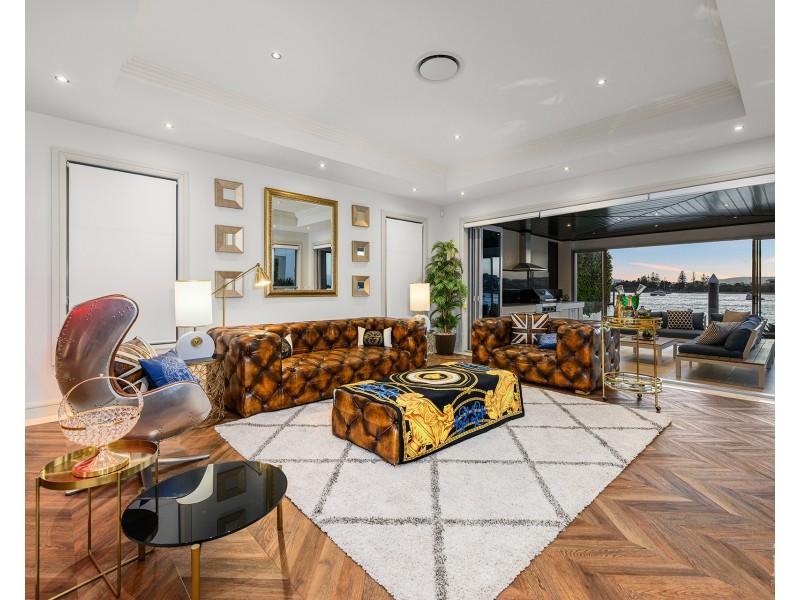 18 King James Court, Sovereign Islands QLD 4216