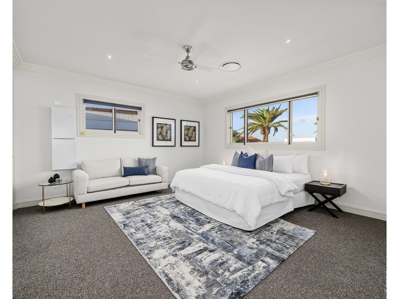 18 King James Court, Sovereign Islands QLD 4216
