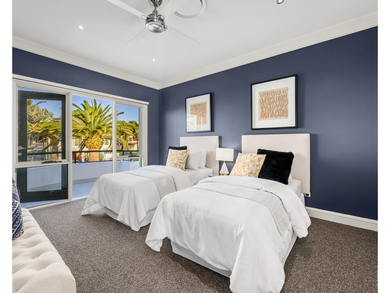 18 King James Court, Sovereign Islands QLD 4216