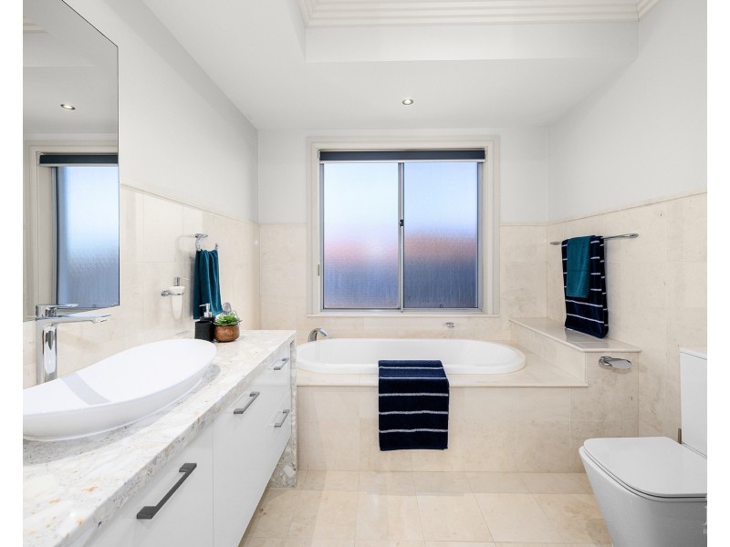 18 King James Court, Sovereign Islands QLD 4216