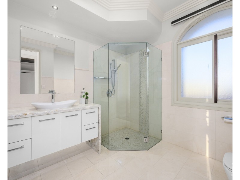 18 King James Court, Sovereign Islands QLD 4216