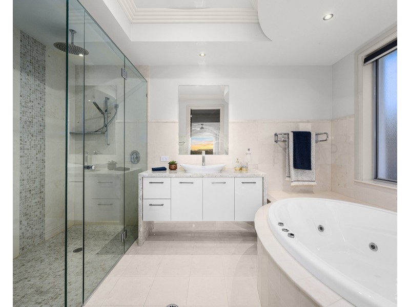 18 King James Court, Sovereign Islands QLD 4216