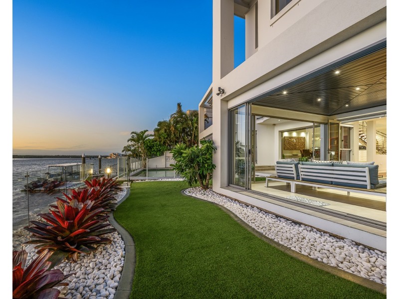 18 King James Court, Sovereign Islands QLD 4216