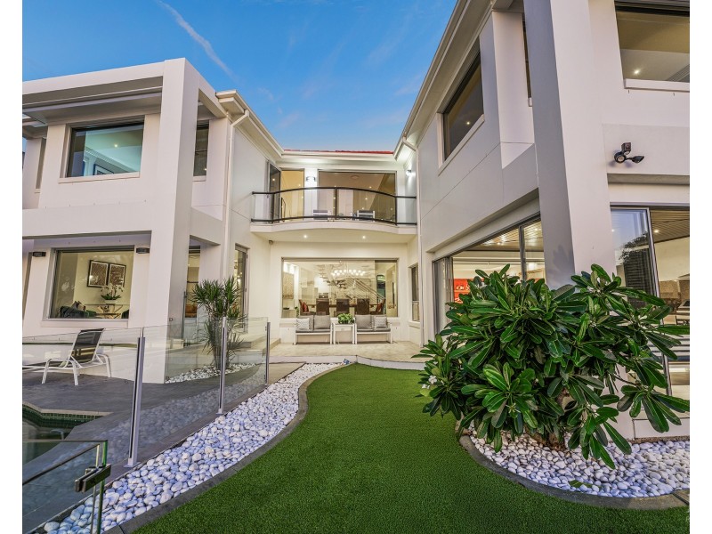 18 King James Court, Sovereign Islands QLD 4216