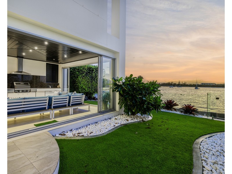 18 King James Court, Sovereign Islands QLD 4216