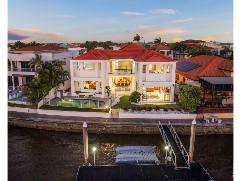 18 King James Court, Sovereign Islands QLD 4216